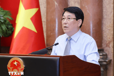 Chủ tịch nước Lương Cường nói chuyện với các nghệ nhân làng nghề tiêu biểu toàn quốc. (Ảnh: Lâm Khánh/TTXVN)