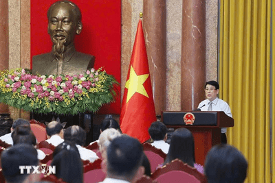 Chủ tịch nước Lương Cường nói chuyện với các nghệ nhân làng nghề tiêu biểu toàn quốc. (Ảnh: Lâm Khánh/TTXVN)