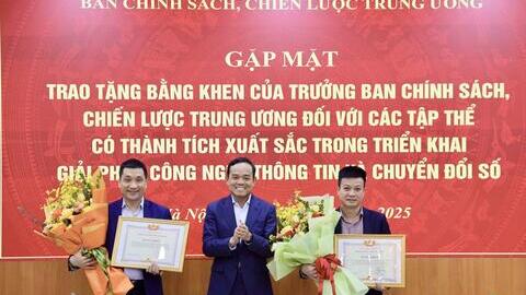 Gặp mặt trao tặng Bằng khen của Trưởng Ban Chính sách, chiến lược Trung ương đối với các tập thể có thành tích xuất sắc trong triển khai giải pháp công nghệ thông tin và chuyển đổi số
