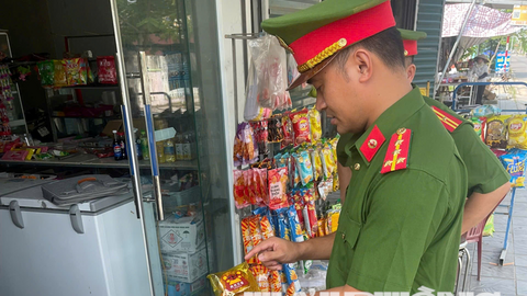 Đồ ăn vặt quanh cổng trường học vẫn đáng lo