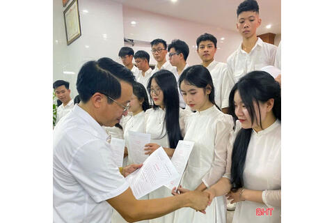 67 học sinh ưu tú ở Can Lộc vinh dự đứng vào hàng ngũ của Đảng