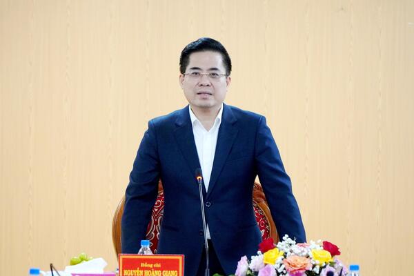 Chủ tịch UBND tỉnh Nguyễn Hoàng Giang thăm, động viên các đơn vị khóa sổ quyết toán năm 2025