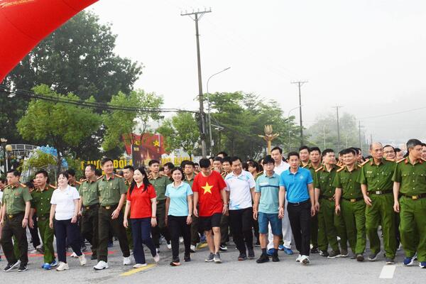 Lào Cai: Hơn 5 nghìn người tham gia Chương trình “Cùng Việt Nam tiến bước”