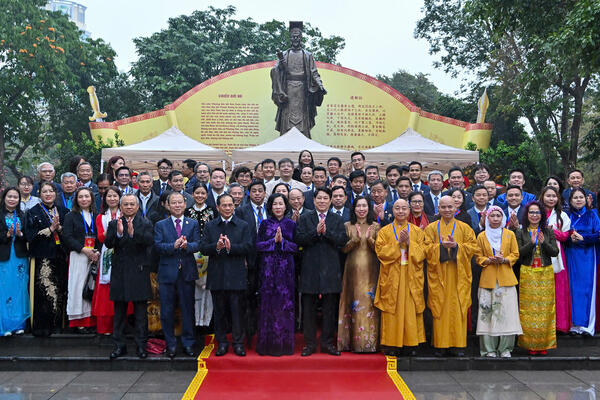 Chủ tịch nước Lương Cường cùng đại biểu kiều bào thực hiện nghi lễ truyền thống tại không gian văn hóa hồ Hoàn Kiếm