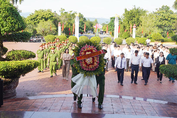 Phong Điền: Thường trực Đảng ủy viếng và đặt vòng hoa tại Đền Liệt Sĩ phường