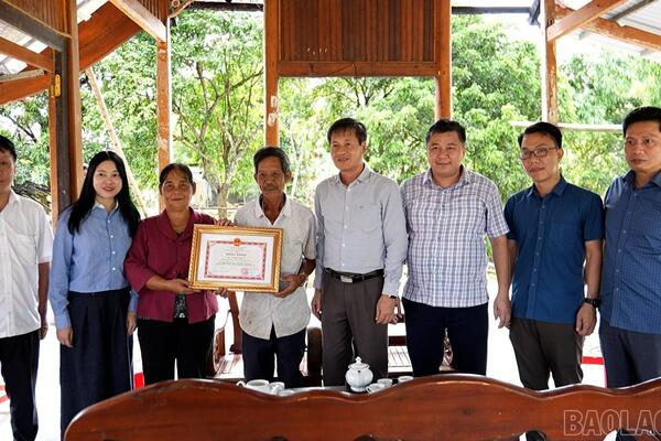 Phó Chủ tịch UBND tỉnh Ngô Hạnh Phúc thăm, trao Bằng khen của Chủ tịch UBND tỉnh cho một số hộ dân bị ảnh hưởng bởi Dự án đường dây 500kV Lào Cai - Vĩnh Yên