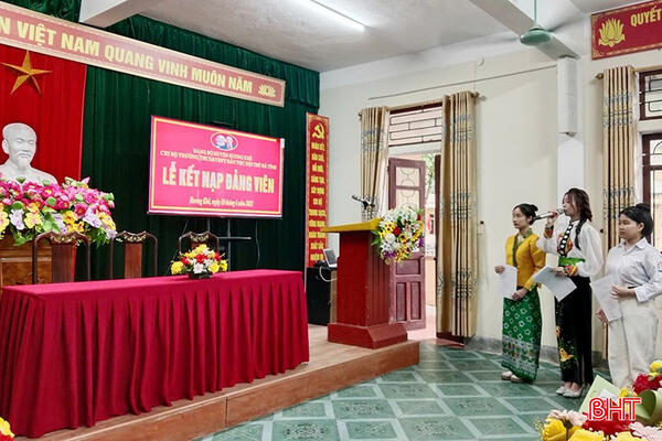 3 học sinh dân tộc thiểu số vinh dự đứng vào hàng ngũ của Đảng