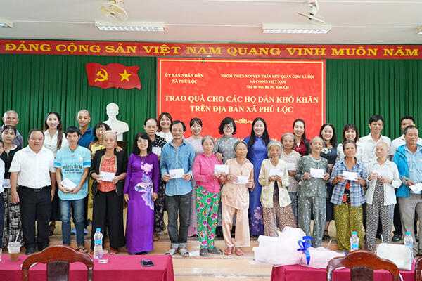 Phú Lộc: Trao 140 suất quà cho các hộ dân khó khăn và học sinh nghèo