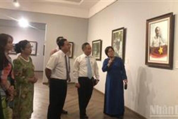 Trưng bày 80 bức tranh về Chủ tịch Hồ Chí Minh