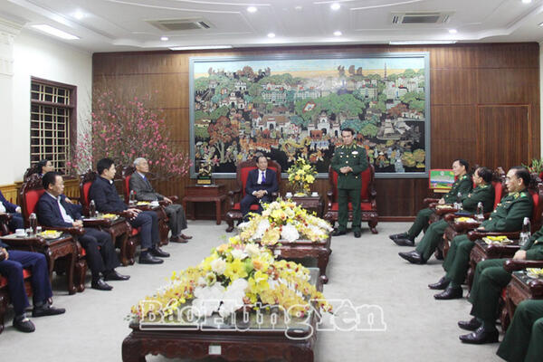 Trung tướng Vũ Trung Kiên, Ủy viên Ban Chấp hành Trung ương Đảng, Tư lệnh Bộ đội Biên phòng thăm, chúc Tết và tặng quà tại phường Phố Hiến