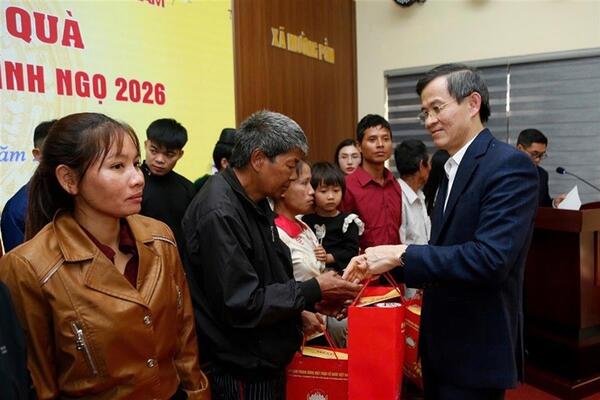 Đồng chí Ủy viên Bộ Chính trị, Giám đốc Học viện thăm, trao quà tết tặng người nghèo và cán bộ, chiến sĩ tại Điện Biên