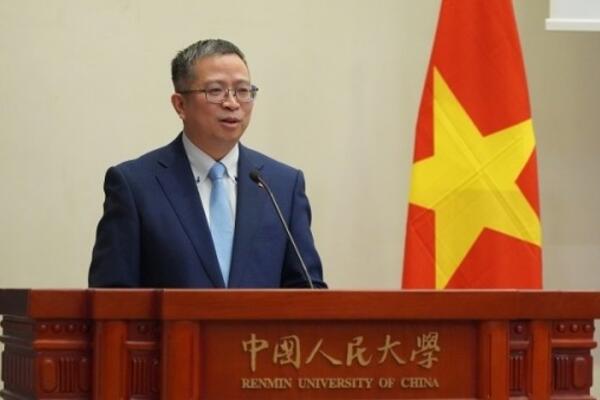 Đại sứ Phạm Thanh Bình trao đổi chuyên đề tại Đại học Nhân dân Trung Quốc