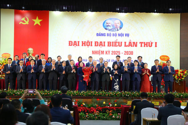 Phó Thủ tướng Nguyễn Hòa Bình: Nhiệm kỳ đặc biệt 2020-2025 -  dấu ấn lịch sử đối với Bộ, ngành Nội vụ                                                                                         18/08/2025 16:59                                                 -