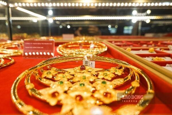 Cập nhật giá vàng sáng 17.7: Trong nước lao dốc, thế giới đảo chiều