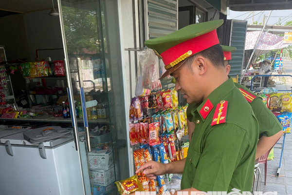 Đồ ăn vặt quanh cổng trường học vẫn đáng lo