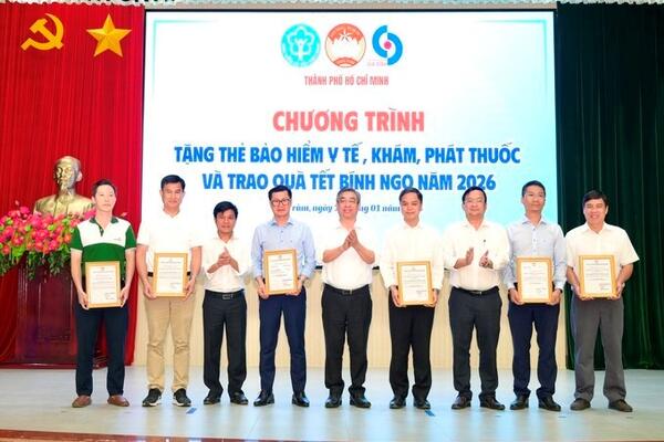 Lãnh đạo TPHCM trao thẻ BHYT cho người dân có hoàn cảnh khó khăn tại xã Hồ Tràm