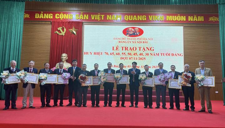 Đảng bộ xã Nội Bài có đảng viên đầu tiên nhận Huy hiệu 80 năm tuổi Đảng