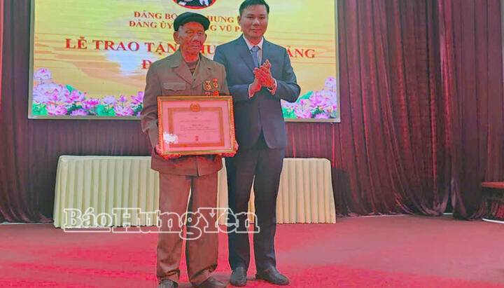 Trao Huy hiệu Đảng tại các xã, phường trong tỉnh