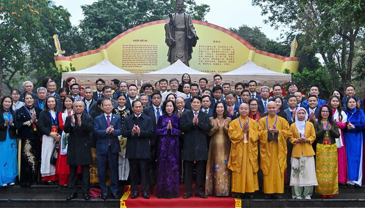 Chủ tịch nước Lương Cường cùng đại biểu kiều bào thực hiện nghi lễ truyền thống tại không gian văn hóa hồ Hoàn Kiếm