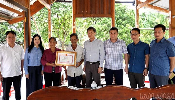 Phó Chủ tịch UBND tỉnh Ngô Hạnh Phúc thăm, trao Bằng khen của Chủ tịch UBND tỉnh cho một số hộ dân bị ảnh hưởng bởi Dự án đường dây 500kV Lào Cai - Vĩnh Yên