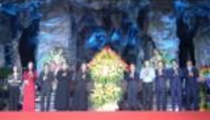 Các đồng chí lãnh đạo tỉnh chung vui, chúc mừng Giáo phận Thanh Hóa và đồng bào Công giáo đón lễ...