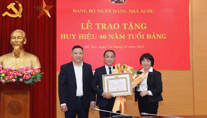 Trao tặng Huy hiệu 40 năm tuổi Đảng cho đảng viên Phạm Ngọc Khánh