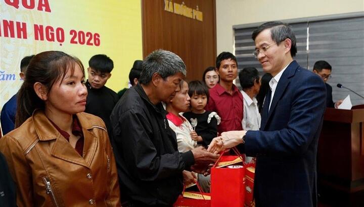 Đồng chí Ủy viên Bộ Chính trị, Giám đốc Học viện thăm, trao quà tết tặng người nghèo và cán bộ, chiến sĩ tại Điện Biên