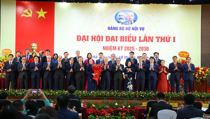 Phó Thủ tướng Nguyễn Hòa Bình: Nhiệm kỳ đặc biệt 2020-2025 -  dấu ấn lịch sử đối với Bộ, ngành Nội vụ                                                                                         18/08/2025 16:59                                                 -