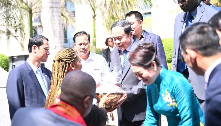 Chủ tịch Quốc hội Trần Thanh Mẫn gặp gỡ cộng đồng người Việt Nam tại Senegal