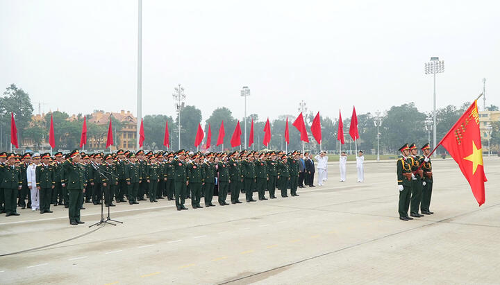 Đoàn đại biểu dự Đại hội Công đoàn Quân đội lần thứ XI báo công dâng Bác