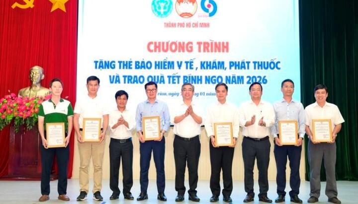 Lãnh đạo TPHCM trao thẻ BHYT cho người dân có hoàn cảnh khó khăn tại xã Hồ Tràm