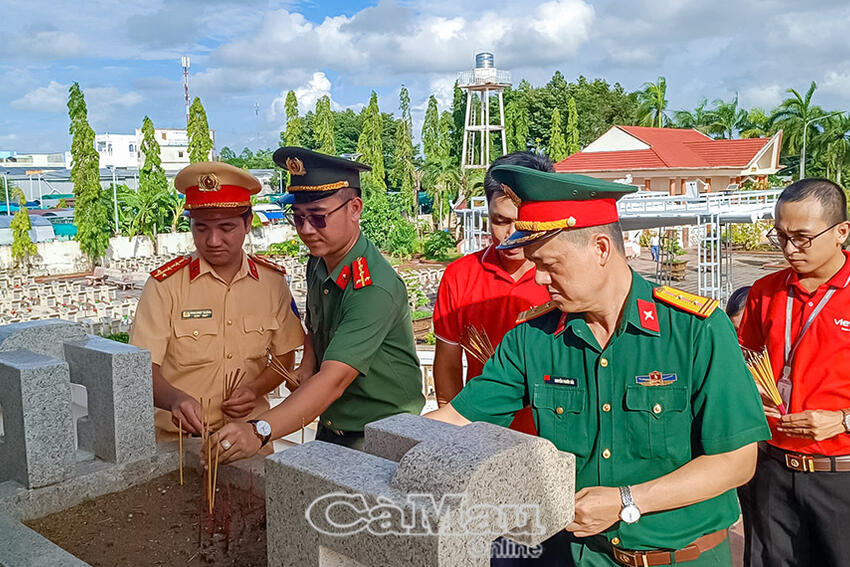 Viettel Cà Mau thay hoa tri ân liệt sĩ