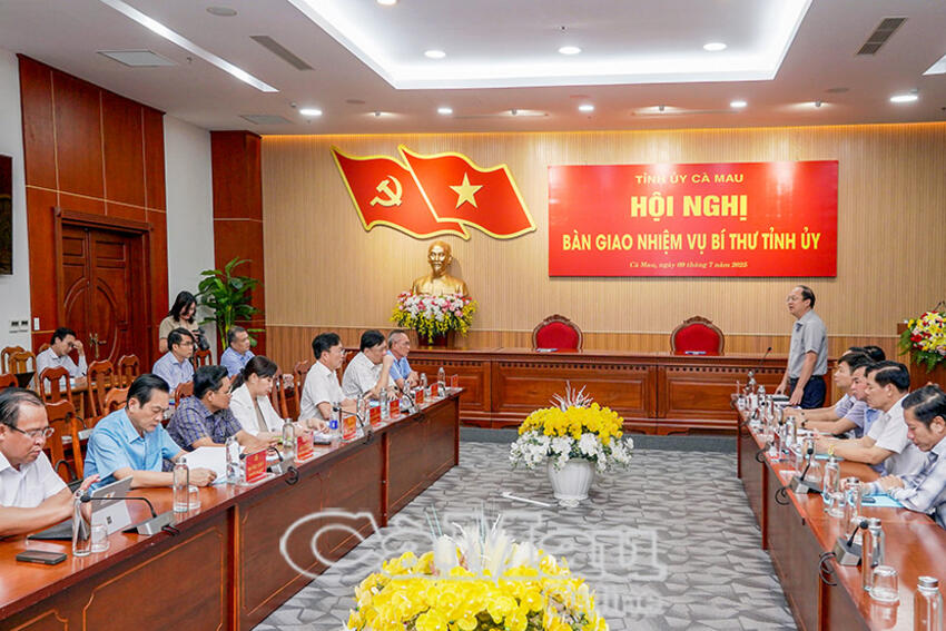 Bàn giao nhiệm vụ Bí thư Tỉnh uỷ: Củng cố tổ chức, hướng đến mục tiêu tăng trưởng