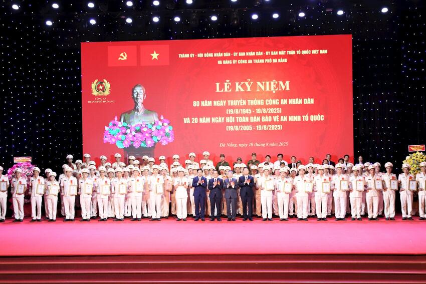 Phát huy vai trò nòng cốt, "lá chắn" và "thanh kiếm" bảo vệ chế độ, bảo vệ nhân dân của lực lượng Công an nhân dân