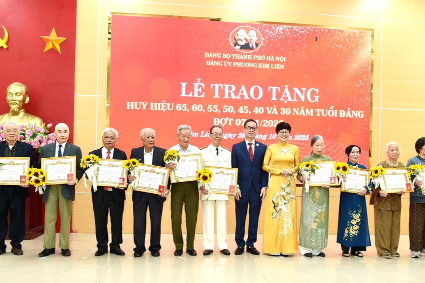 115 đồng chí đảng viên vinh dự nhận Huy hiệu Đảng đợt 7-11 tại Đảng bộ phường Kim Liên