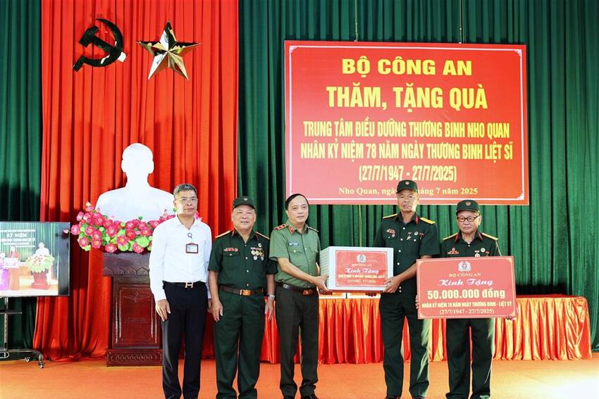 Thứ trưởng Đặng Hồng Đức thăm, tặng quà Trung tâm điều dưỡng thương binh Nho Quan