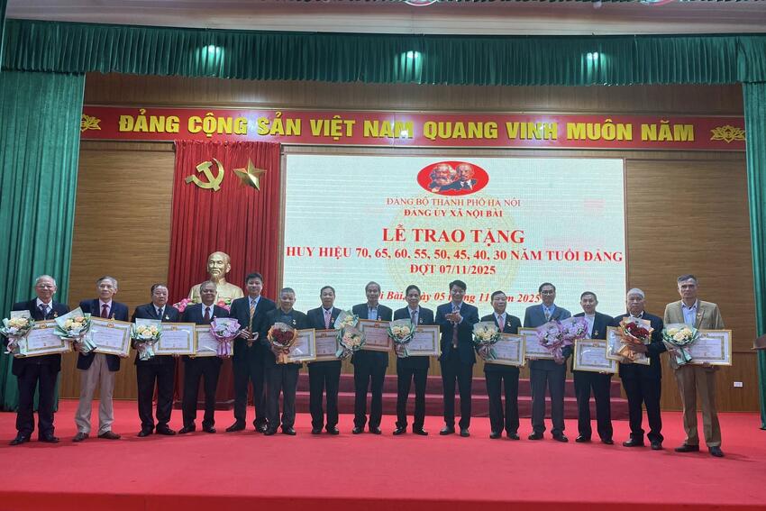 Đảng bộ xã Nội Bài có đảng viên đầu tiên nhận Huy hiệu 80 năm tuổi Đảng