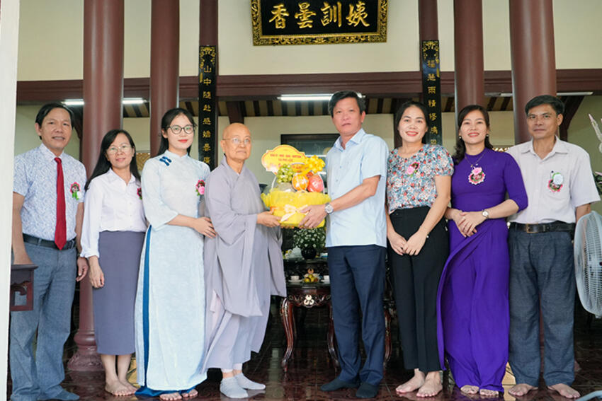 Phú Lộc: Bí thư Đảng ủy thăm, chúc mừng nhân Đại lễ Vu Lan báo hiếu năm 2025