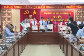 Trao Huy hiệu Đảng cho 13 đảng viên thuộc Đảng bộ UBND tỉnh