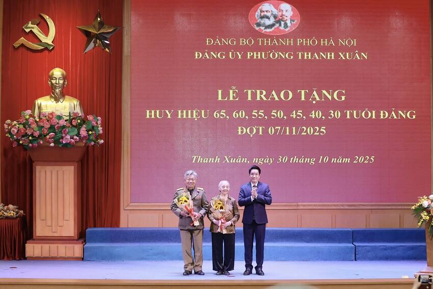 Phường Thanh Xuân trang trọng tổ chức Lễ trao tặng Huy hiệu Đảng đợt 07-11-2025
