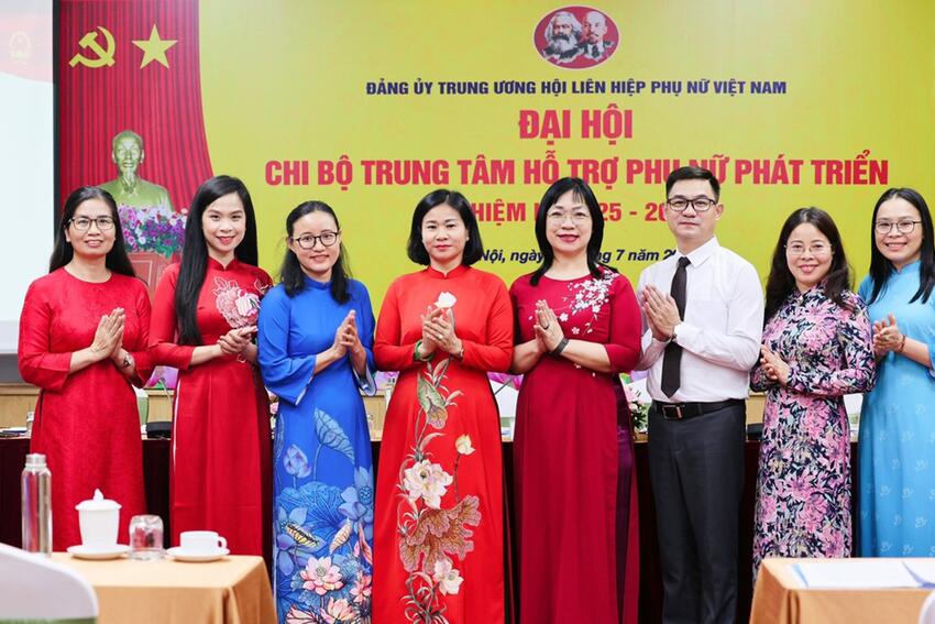 Chi bộ Trung tâm Hỗ trợ phụ nữ phát triển tổ chức thành công Đại hội nhiệm kỳ 2025 - 2030