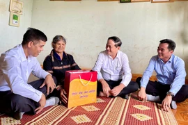 Chủ tịch UBND tỉnh Gia Lai Phạm Anh Tuấn thăm, tặng quà gia đình người có công tiêu biểu