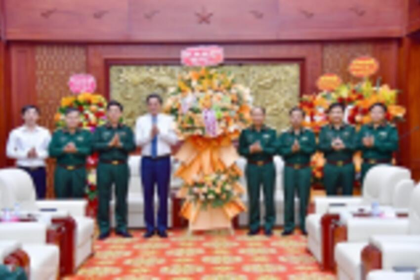 Tỉnh ủy, HĐND, UBND, MTTQ tỉnh chúc mừng 79 năm Ngày Truyền thống LLVT Quân khu 4