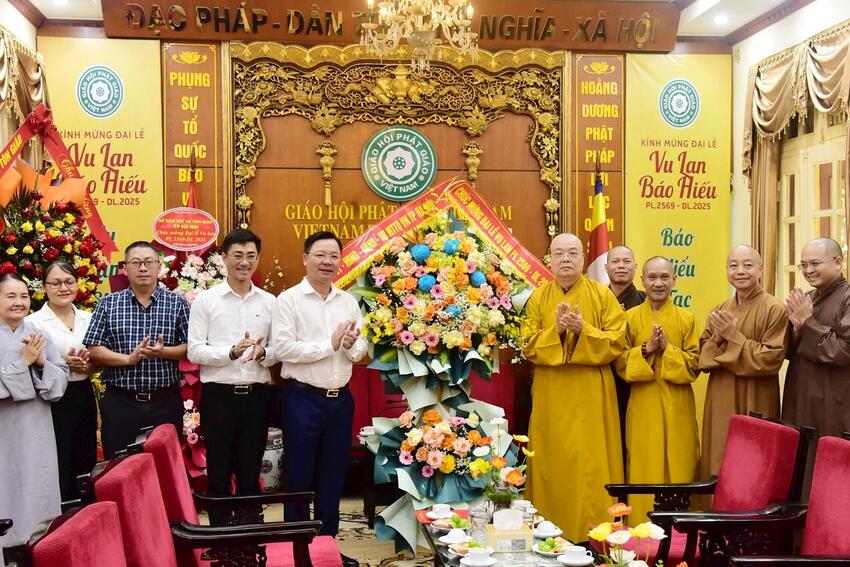 Hà Nội: Thăm hỏi, chúc mừng các chùa nhân dịp Lễ Vu Lan