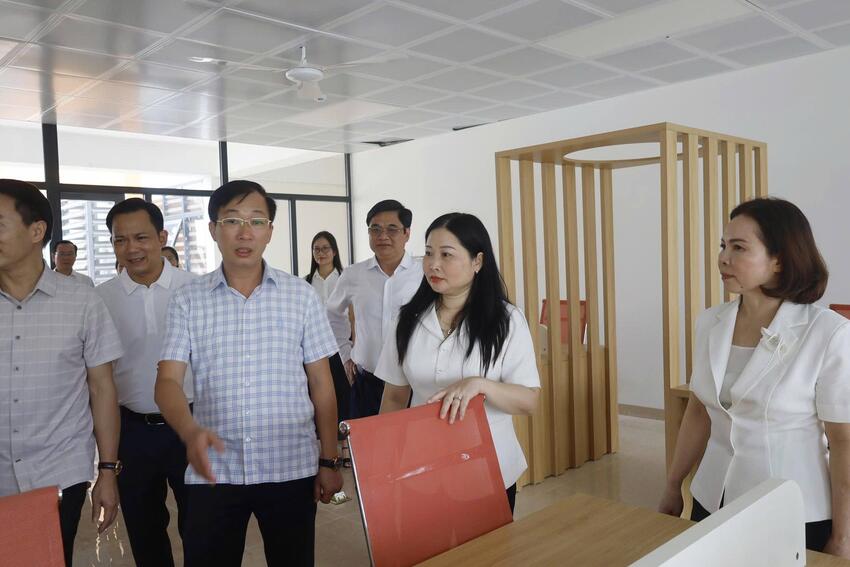 Phó Chủ tịch UBND tỉnh Vũ Thị HIền Hạnh thăm, kiểm tra tại một số trường học trên địa bàn các phường Lào Cai, Cam Đường