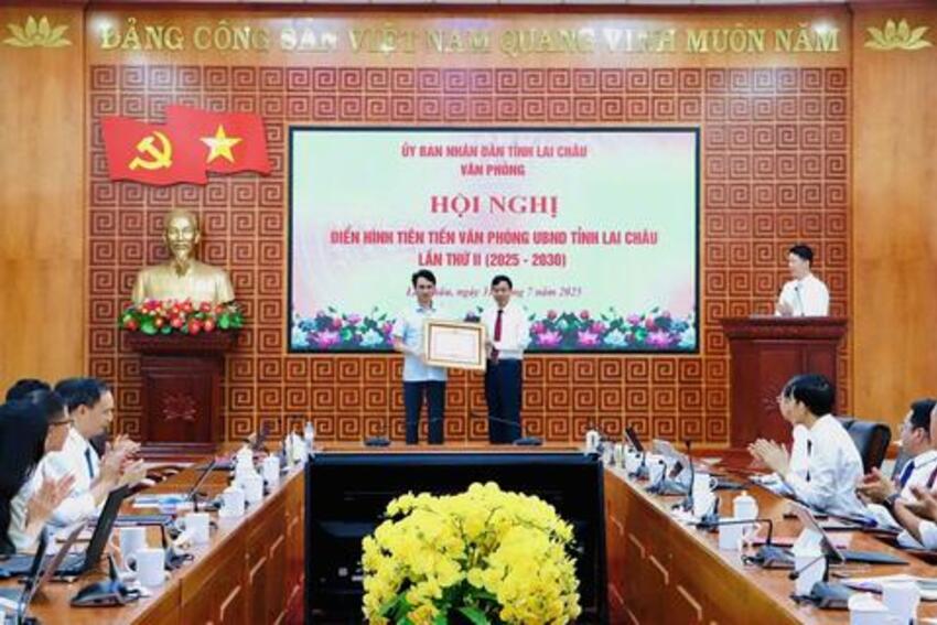 Văn phòng UBND tỉnh: Hội nghị điển hình tiên tiến lần thứ II