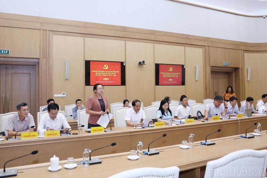 Bí thư Tỉnh ủy Trịnh Xuân Trường duyệt phương án trang trí, khánh tiết Đại hội Đảng bộ tỉnh