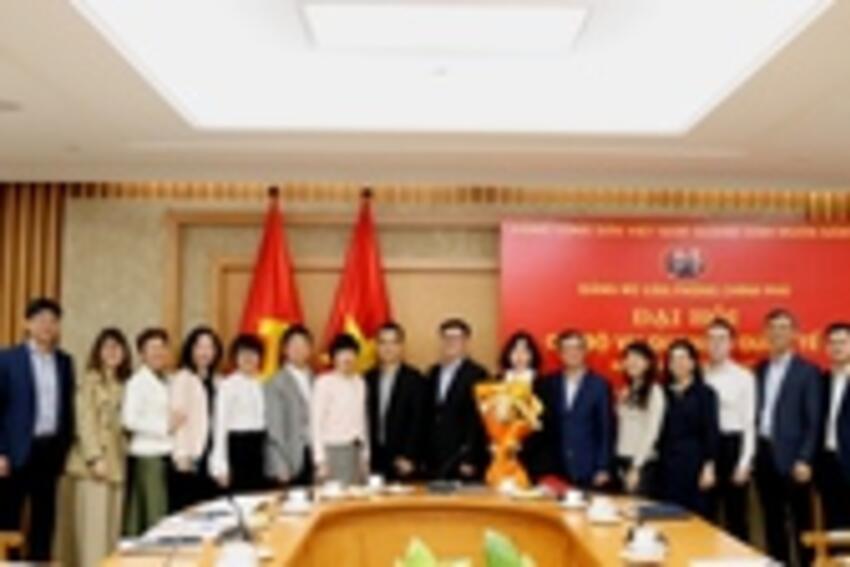 Luôn coi trọng chính trị tư tưởng, nâng cao công tác chuyên môn
