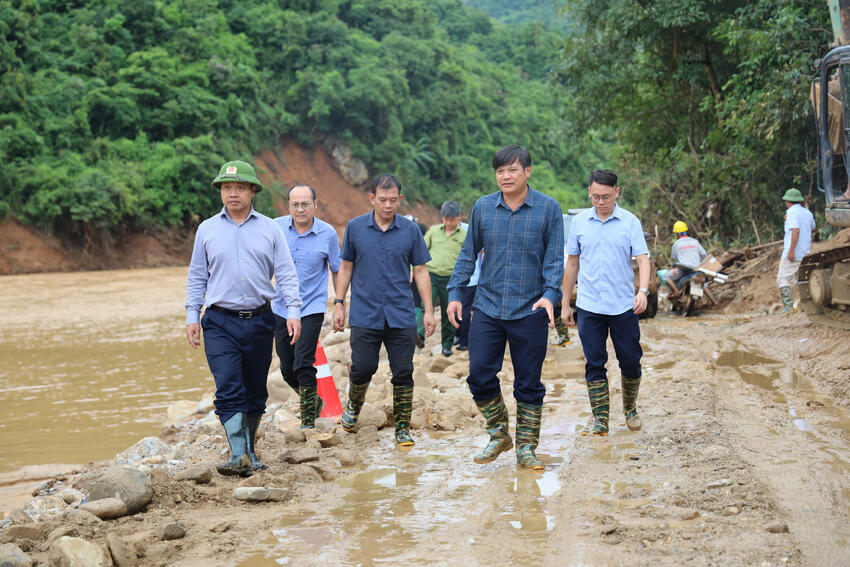 Đồng chí Trần Tiến Dũng, Phó Bí thư Tỉnh uỷ thăm, làm việc tại xã Mường Luân