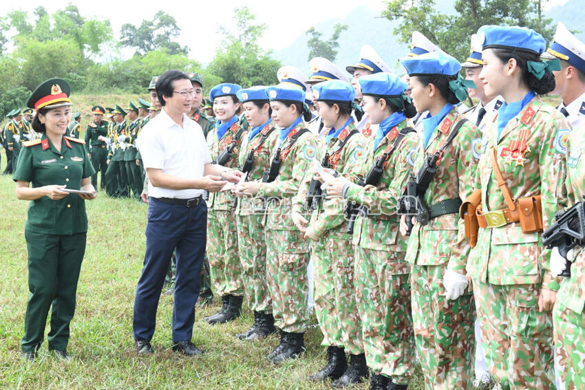 Thăm, động viên, tặng quà cán bộ, chiến sĩ tỉnh Hưng Yên tham gia thực hiện nhiệm vụ diễu binh, diễu hành